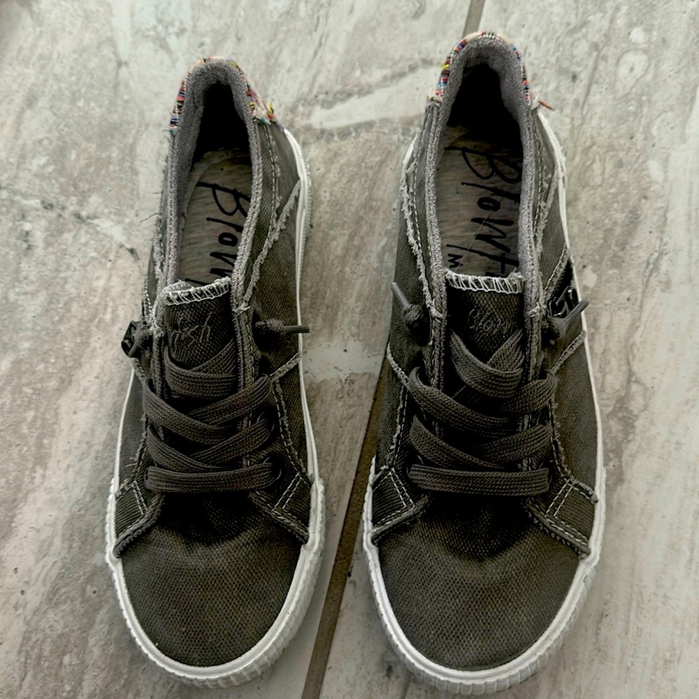 6.5 Women’s Size Sneaker in Grey! Price to sell no offers please price is firm.